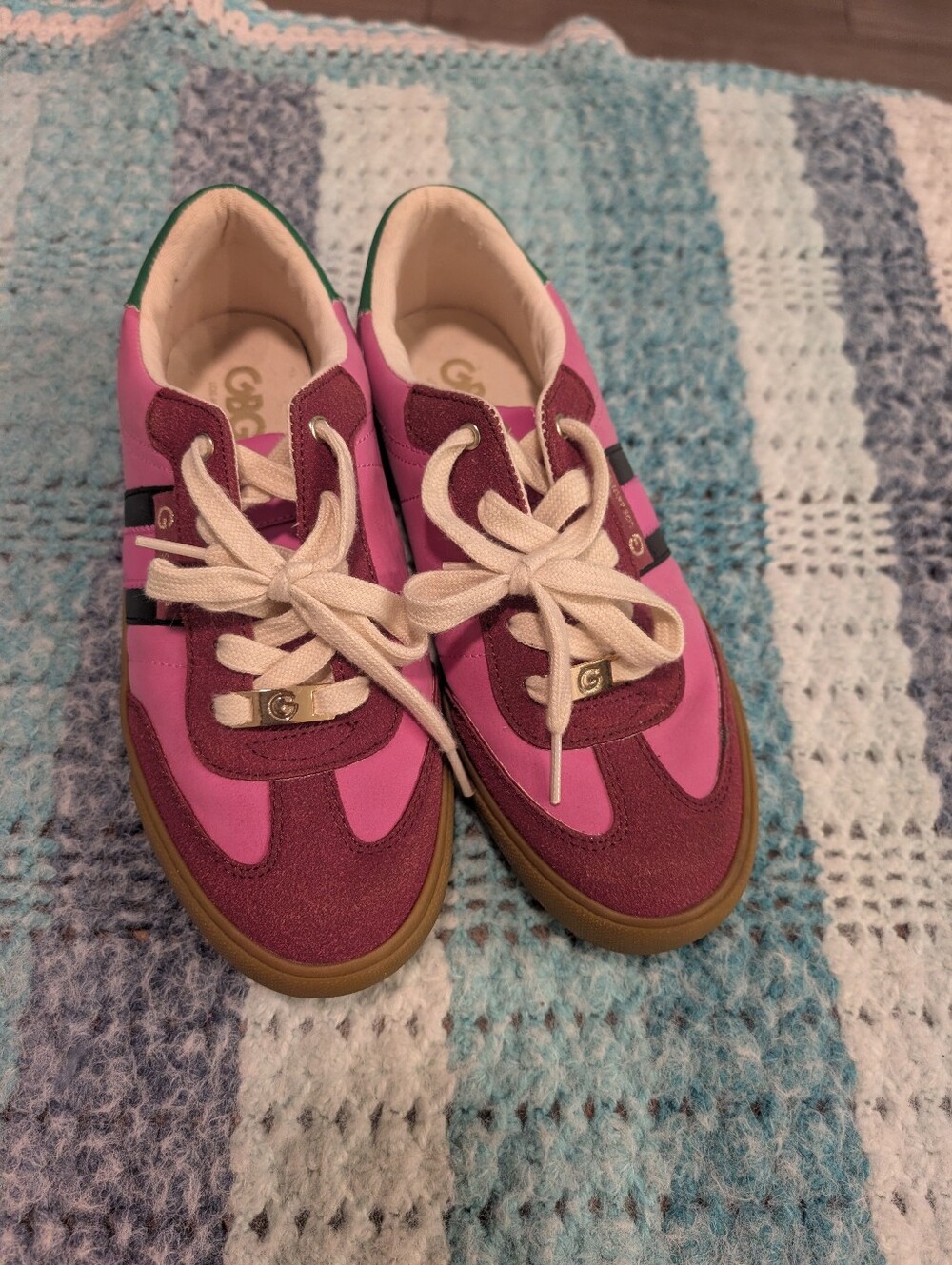 GBG los Angeles  Green and Burgundy Sneakers with Cream Laces Size 8.5